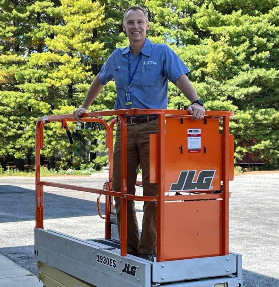A Gray Electric electrician working from a lift